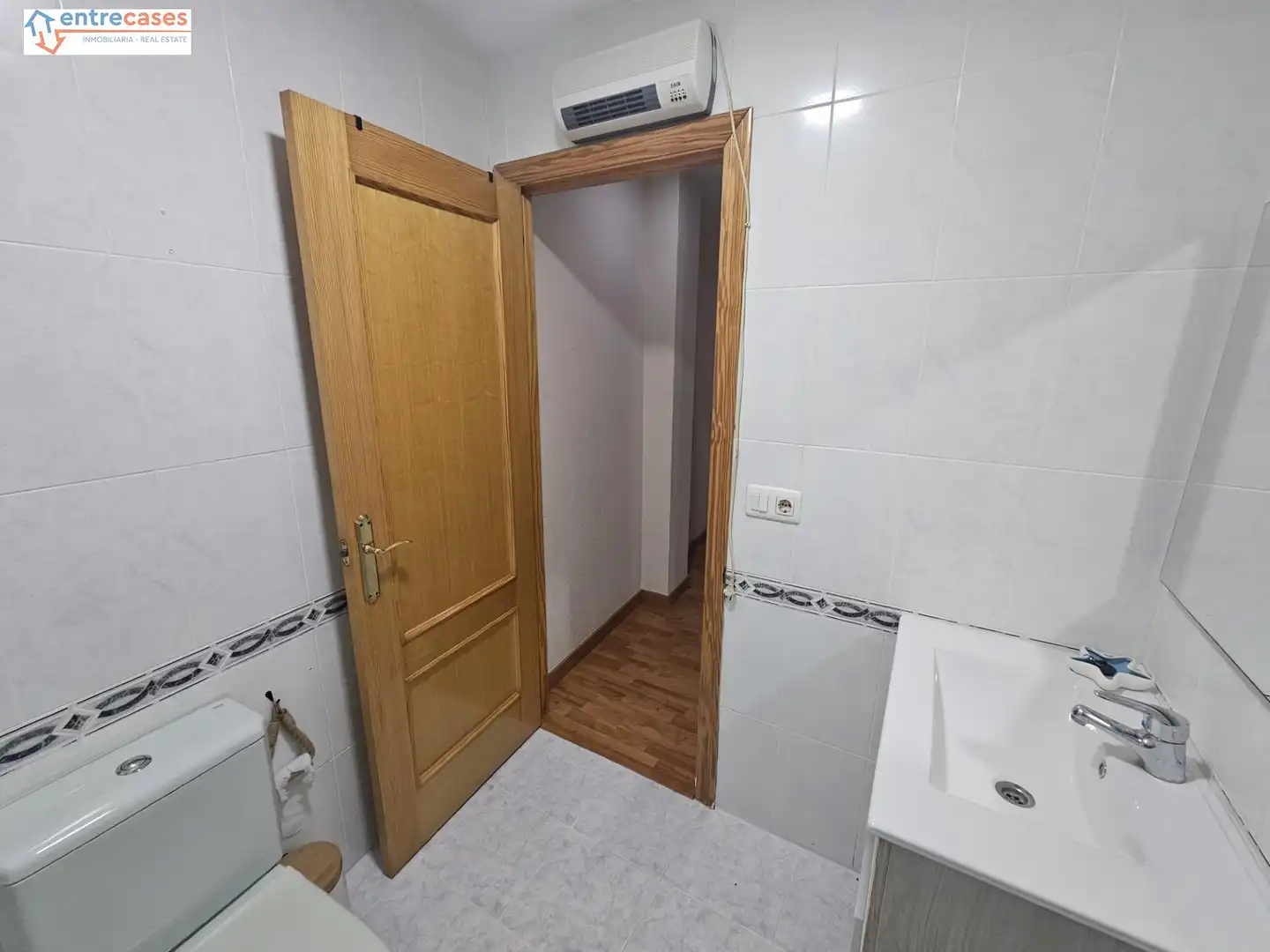 Baño de Piso en venta en Gilet con Aire acondicionado, Calefacción y Amueblado