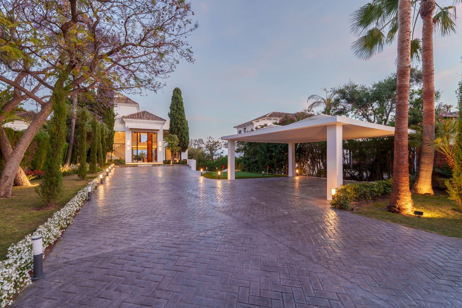 Vista exterior de Casa o xalet en venda en Marbella amb Aire condicionat, Jardí privat i Terrassa