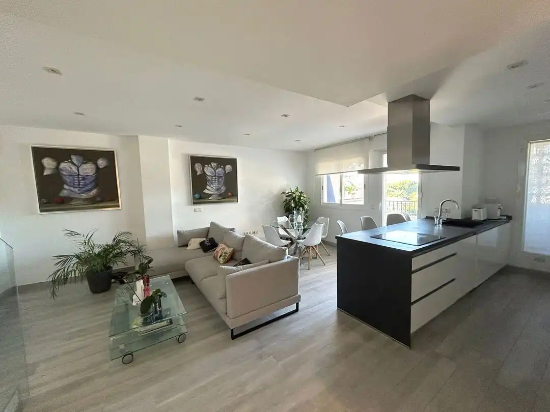 Sala de estar de Dúplex en venta en Marbella con Aire acondicionado, Calefacción y Jardín privado