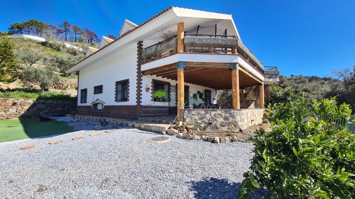 Vista exterior de Finca rústica en venda en Canillas de Albaida amb Aire condicionat, Calefacció i Jardí privat