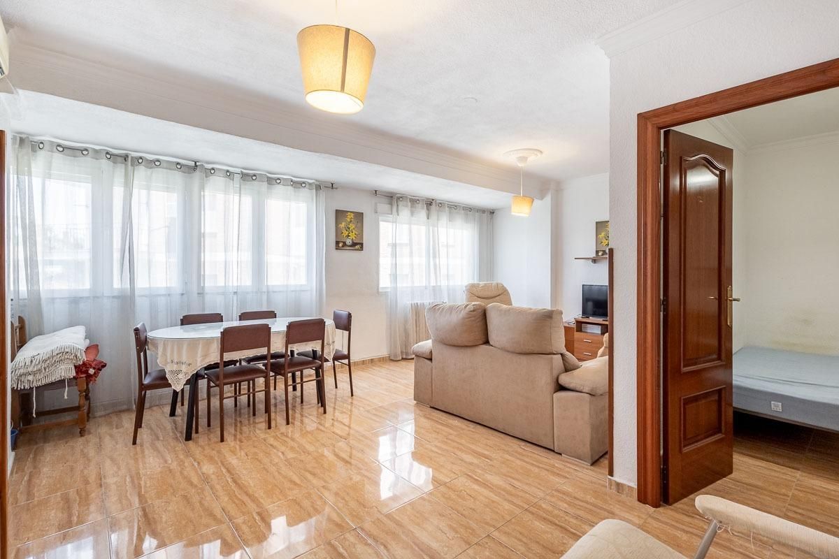 Sala d'estar de Pis en venda en  Granada Capital amb Calefacció