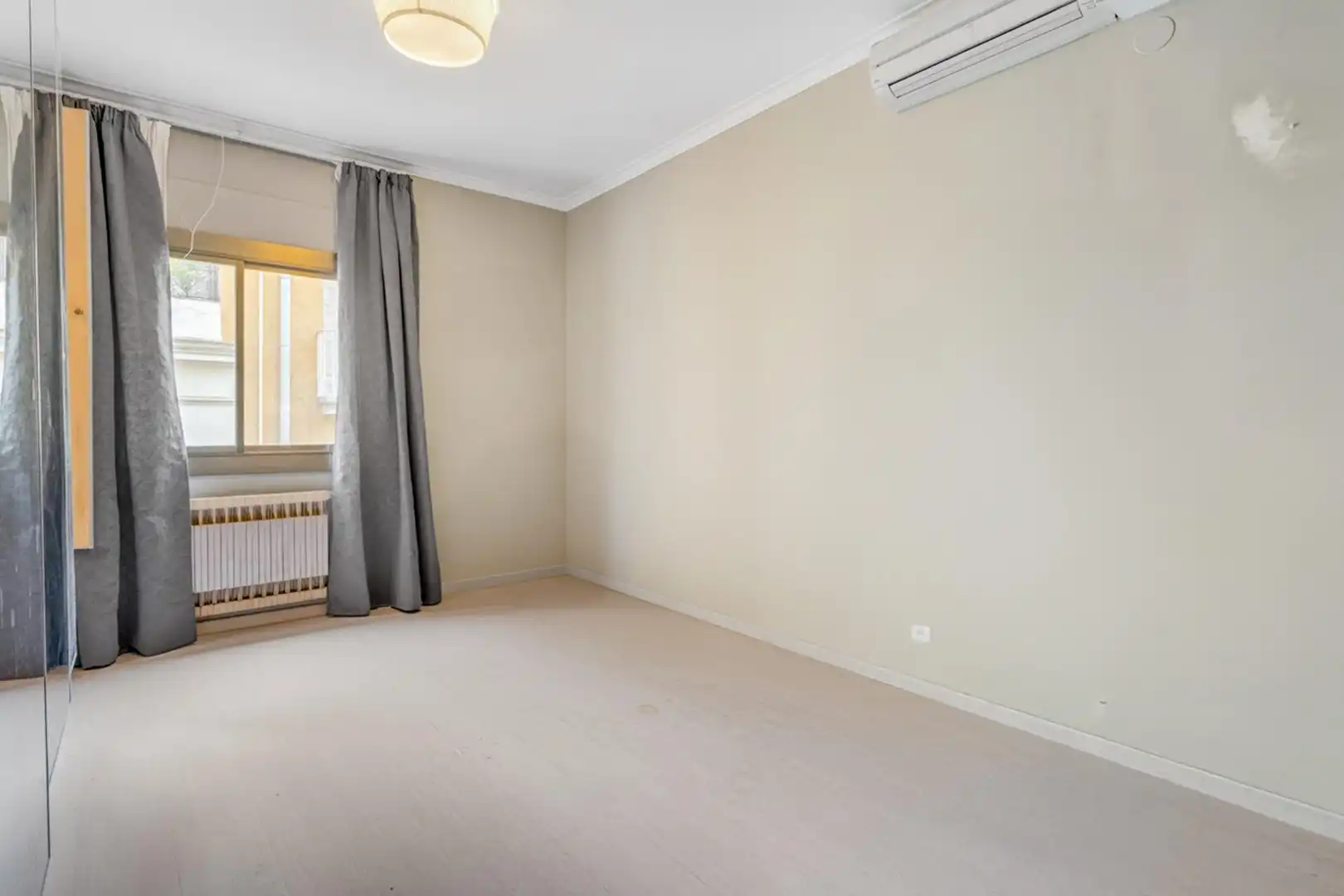 Schlafzimmer von Einfamilien-Reihenhaus zum Verkauf in Barcelona mit Klimaanlage, Heizung und Terrasse