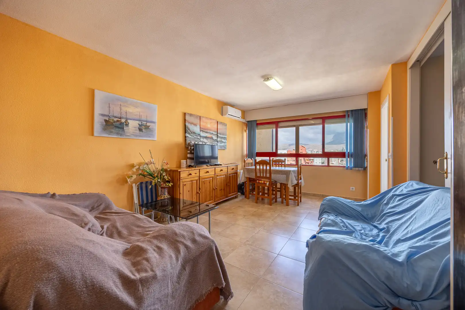 Sala de estar de Apartamento en venta en Benidorm con Piscina, Amueblado y Piscina comunitaria