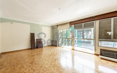 Sala d'estar de Pis en venda en Oviedo  amb Calefacció, Parquet i Terrassa