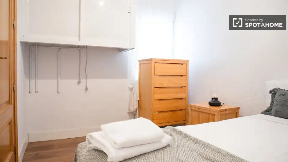 Bedroom of Flat for rent in Madrid  with Air Conditioner, Heating and Furnished