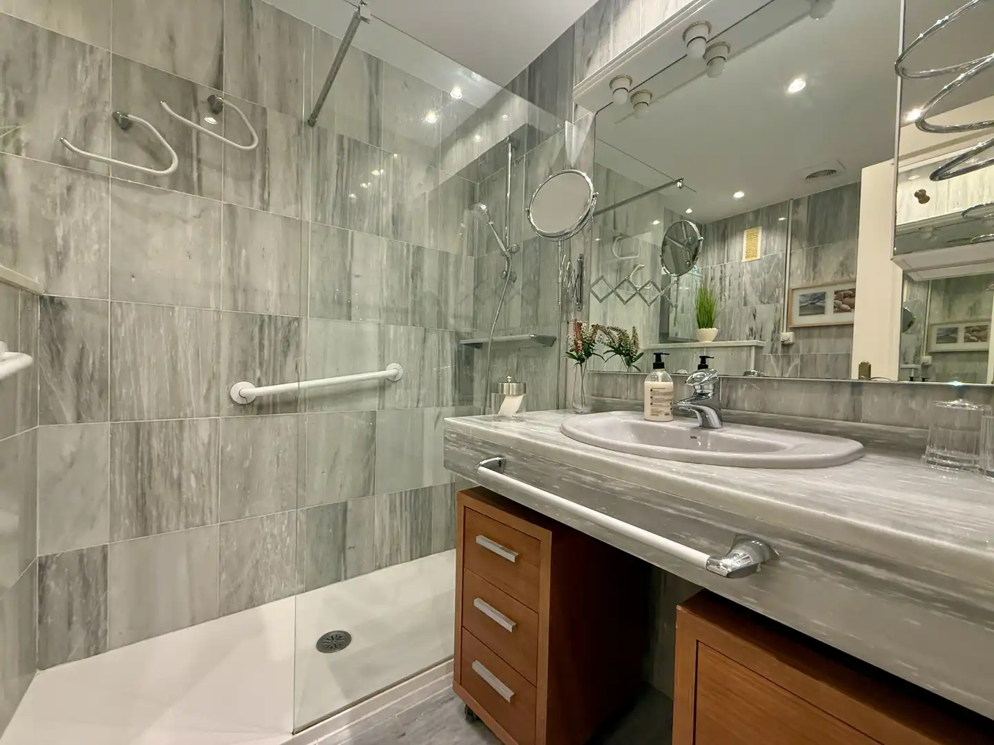 Baño de Apartamento de alquiler en Marbella con Piscina y Piscina comunitaria