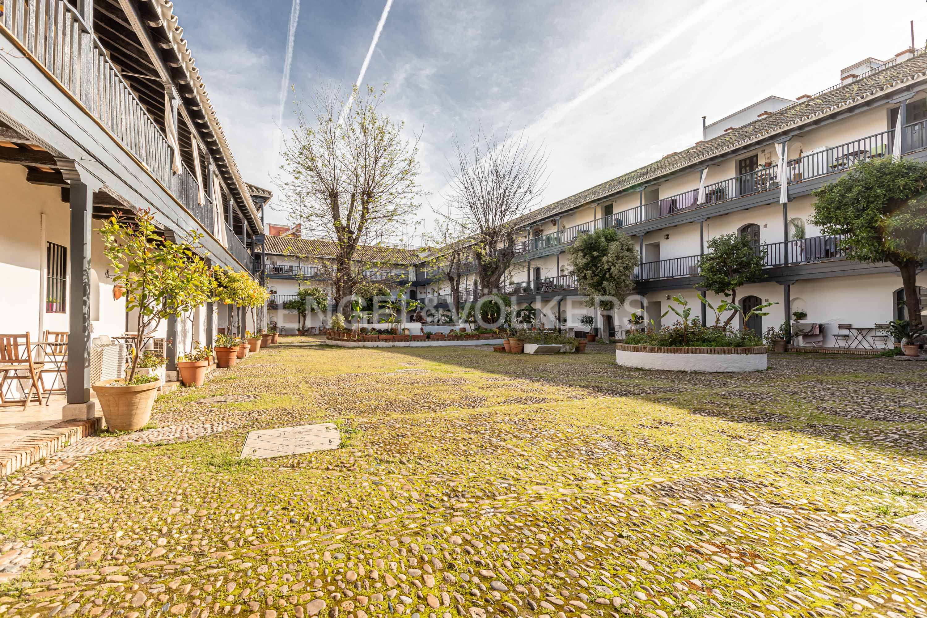 Vista exterior de Apartament en venda en  Sevilla Capital amb Aire condicionat, Calefacció i Jardí privat