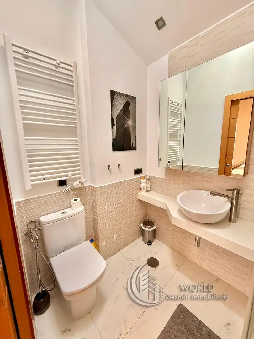 Badezimmer von Dachboden zum Verkauf in Madrid mit Klimaanlage, Heizung und Terrasse