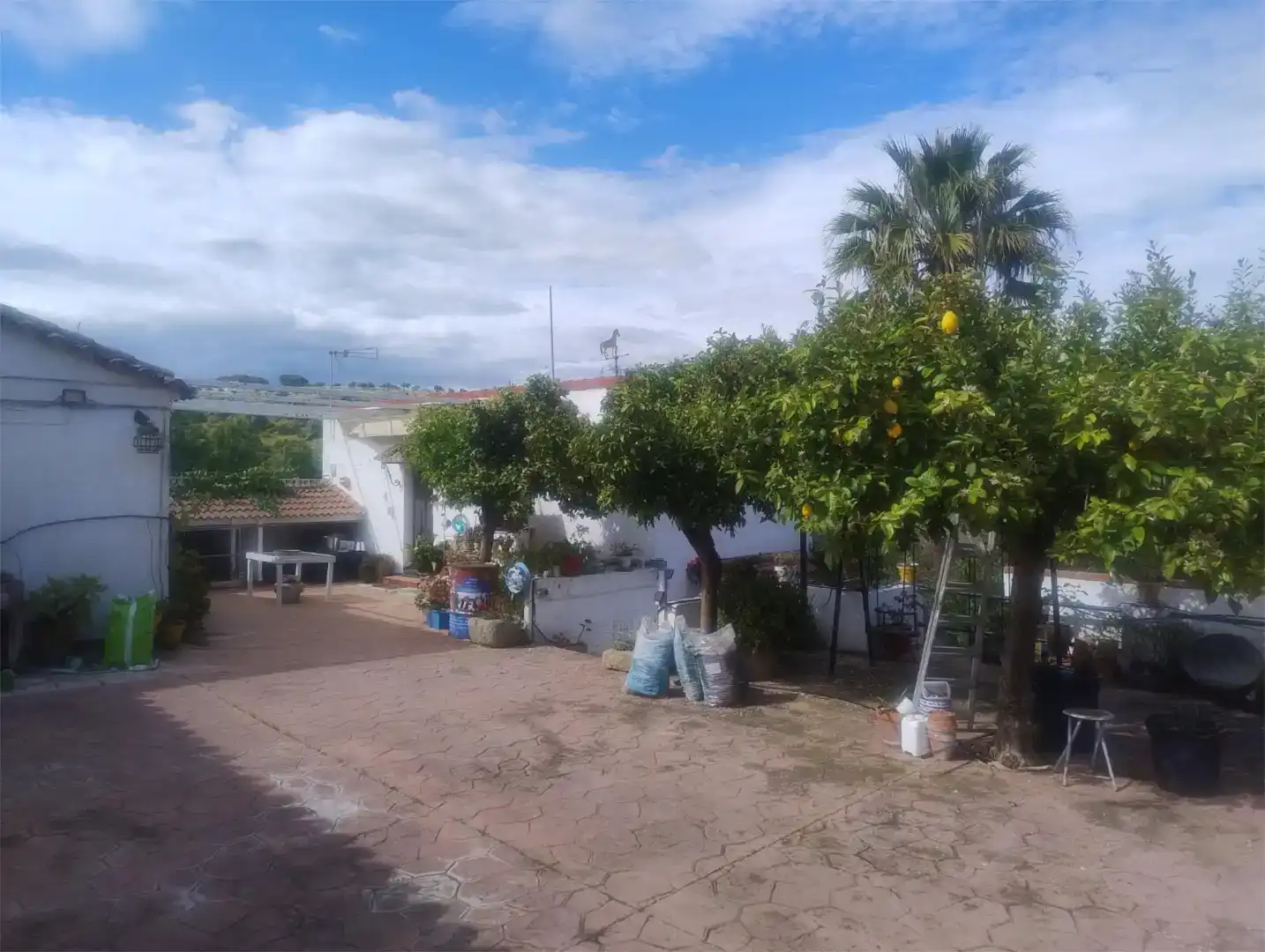 Vista exterior de Pis en venda en El Castillo de las Guardas amb Aire condicionat, Jardí privat i Traster
