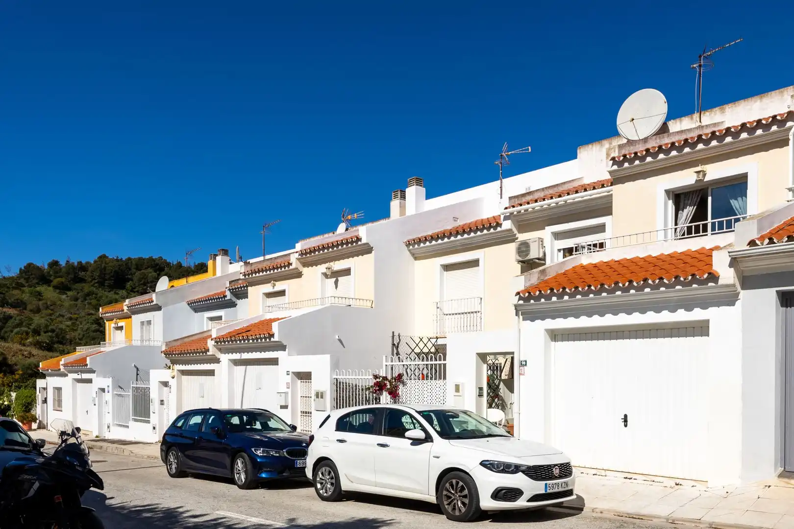 Außenansicht von Einfamilien-Reihenhaus zum Verkauf in Fuengirola mit Terrasse und Balkon