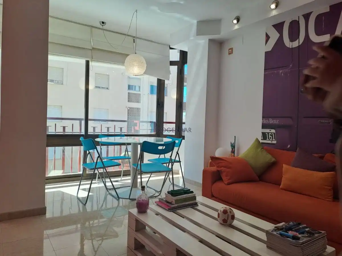 Sala de estar de Apartamento en venta en Benicasim / Benicàssim con Trastero y Piscina comunitaria