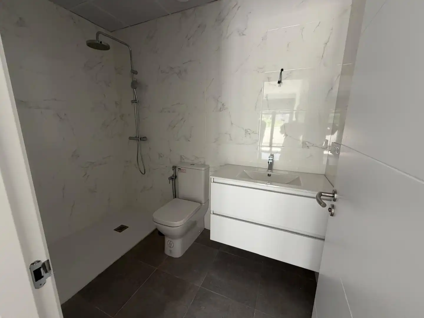 Badezimmer von Wohnung zur Miete in Granada mit Klimaanlage, Heizung und Terrasse