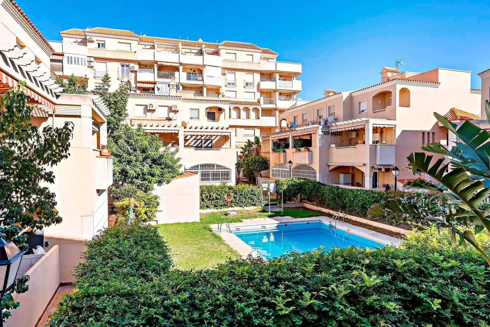 Vista exterior de Àtic en venda en Roquetas de Mar amb Aire condicionat, Parquet i Terrassa
