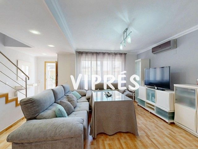 Sala d'estar de Casa adosada en venda en Cáceres Capital amb Aire condicionat, Calefacció i Terrassa
