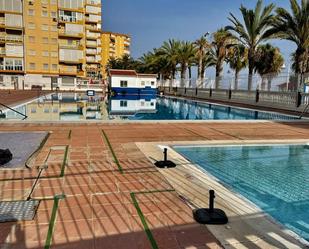 Piscina de Apartament de lloguer en Algarrobo amb Aire condicionat