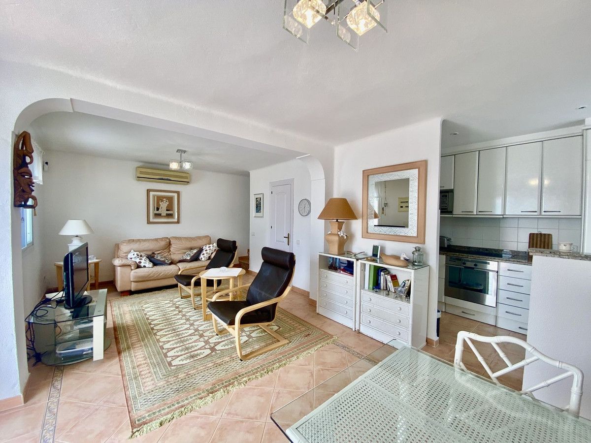 Living room of Single-family semi-detached for sale in Estepona  with Air Conditioner, Terrace and Community pool