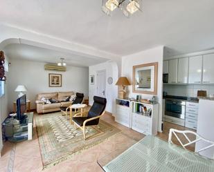Sala d'estar de Casa adosada en venda en Estepona amb Aire condicionat, Terrassa i Piscina comunitària