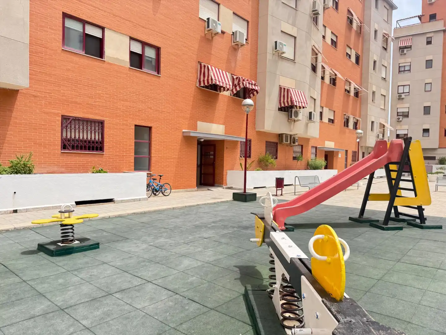 Vista exterior de Pis en venda en Alicante / Alacant amb Aire condicionat, Traster i Moblat