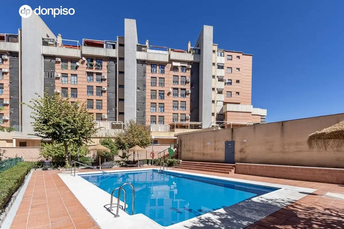 Piscina de Pis en venda en Granada amb Aire condicionat, Calefacció i Piscina comunitària