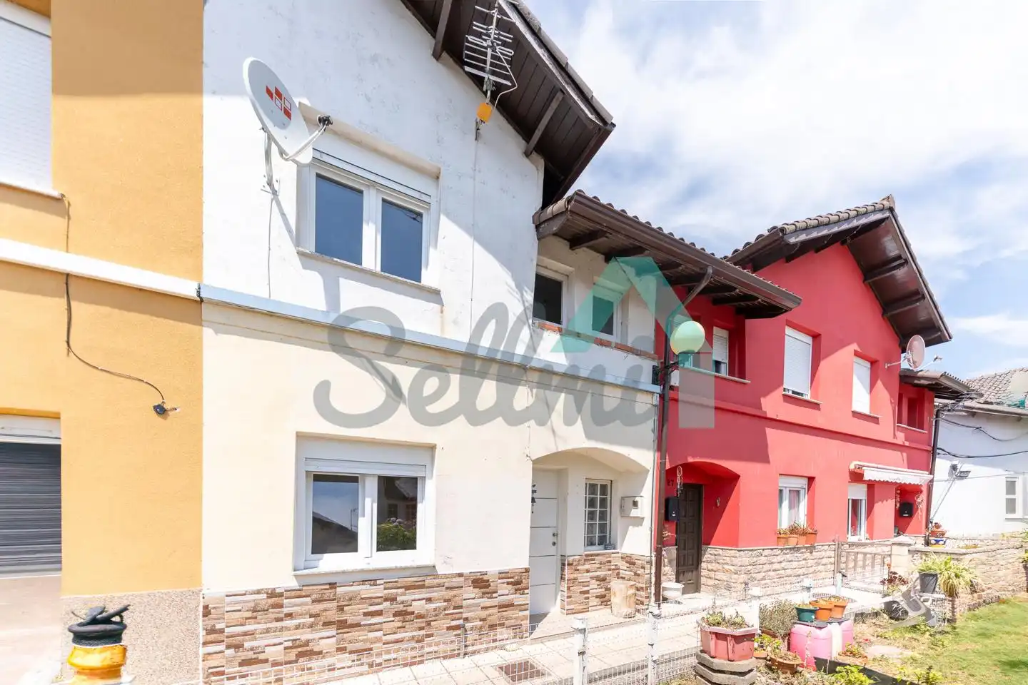 Außenansicht von Einfamilien-Reihenhaus zum Verkauf in Tineo mit Privatgarten