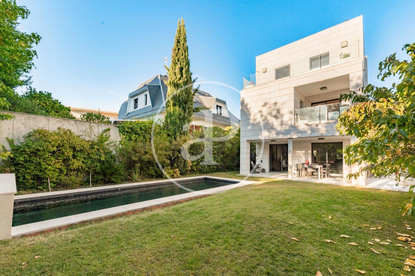 Exterior view of House or chalet for sale in  Madrid Capital  with Air Conditioner, Heating and Private garden