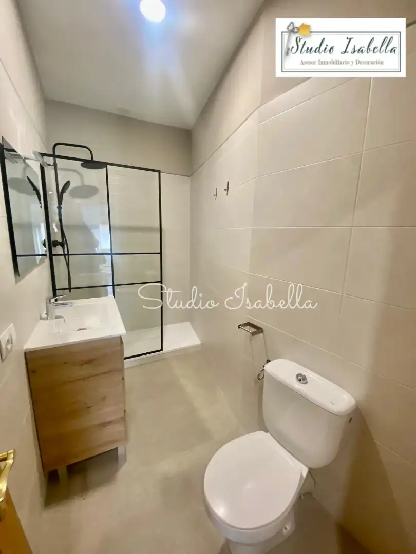 Baño de Piso de alquiler en Toledo con Aire acondicionado, Calefacción y Amueblado