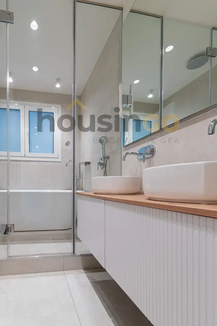 Badezimmer von Wohnung zum Verkauf in Madrid mit Klimaanlage, Heizung und Parkett