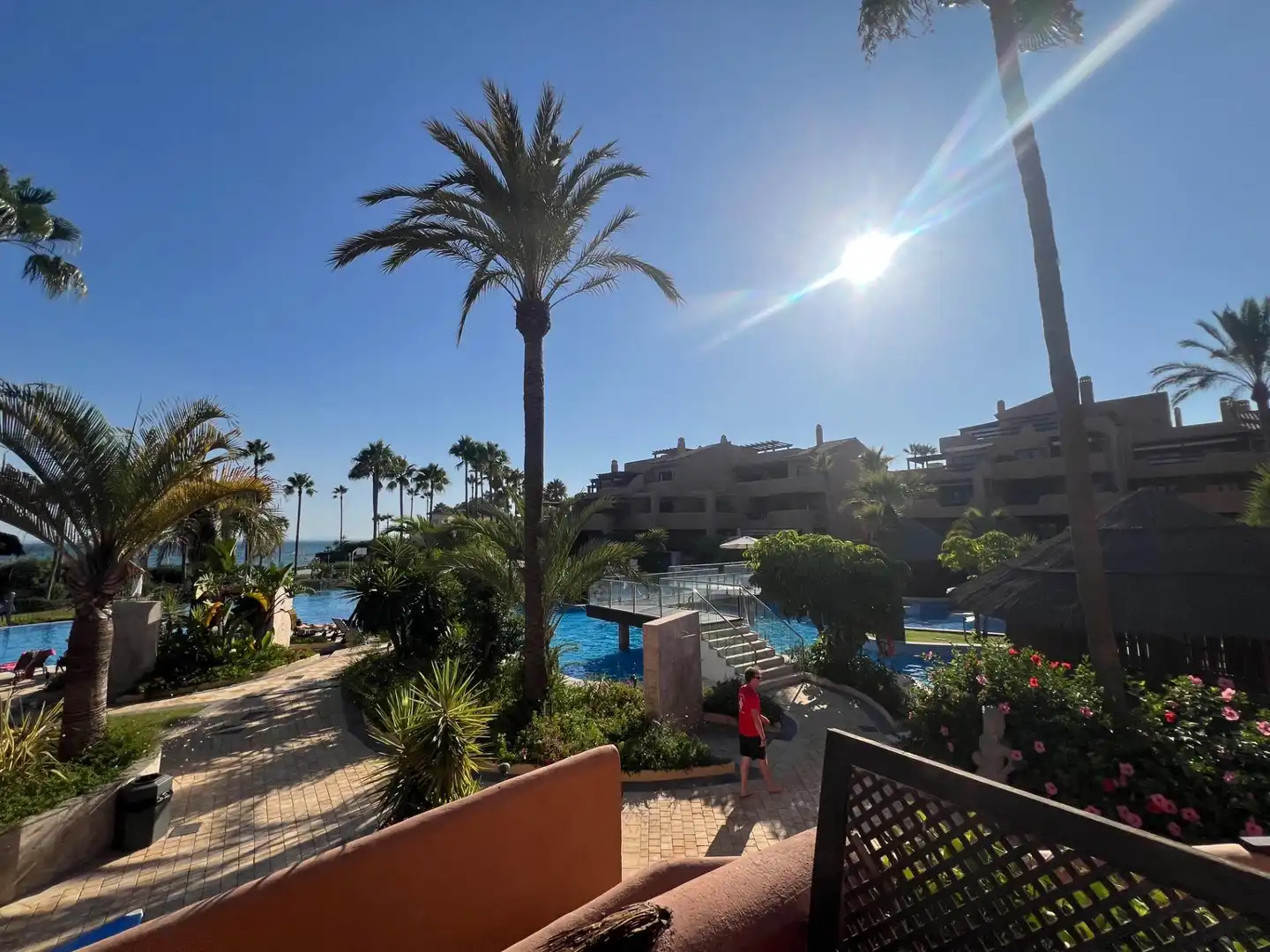 Außenansicht von Wohnung zum Verkauf in Estepona mit Klimaanlage, Privatgarten und Terrasse