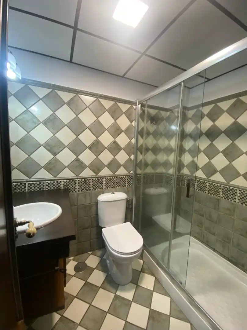 Baño de Dúplex de alquiler en Dos Hermanas con Aire acondicionado, Parquet y Terraza