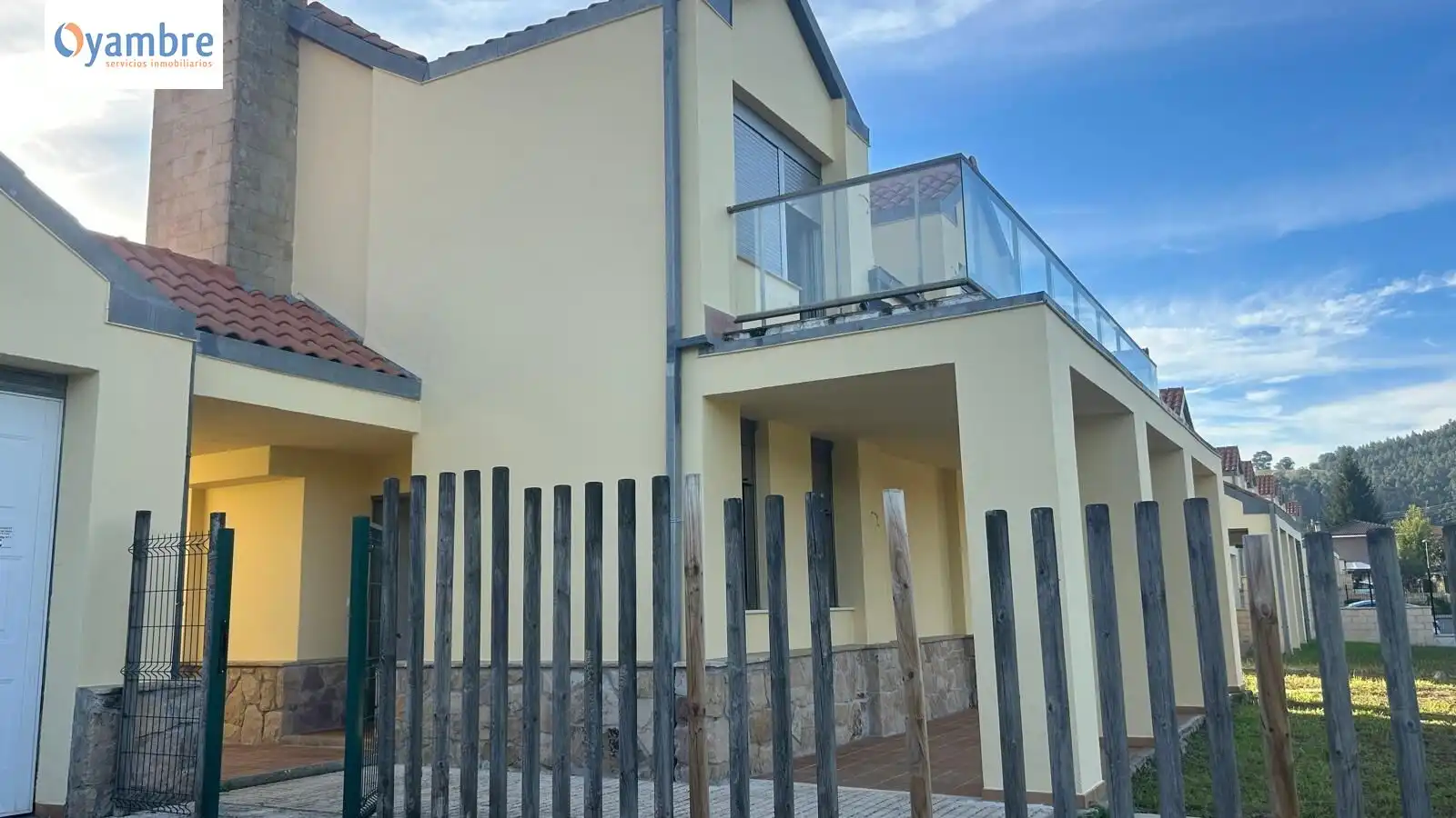 Vista exterior de Casa o xalet en venda en Hazas de Cesto amb Calefacció, Jardí privat i Terrassa