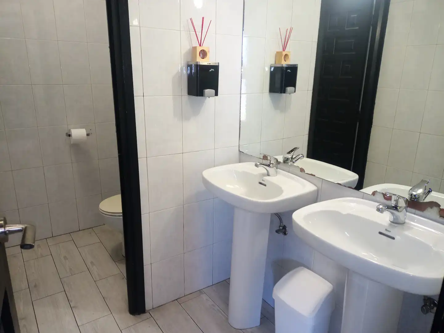 Badezimmer von Geschaftsraum zum Verkauf in Navarredonda de Gredos mit Heizung und Möbliert
