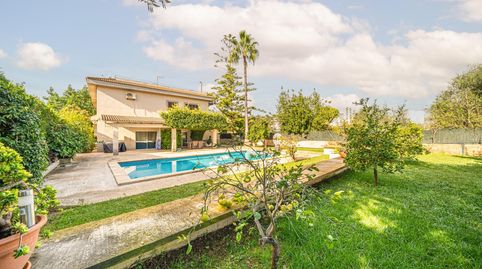 Chalet independiente con piscina en Urbanización Las Palmeras