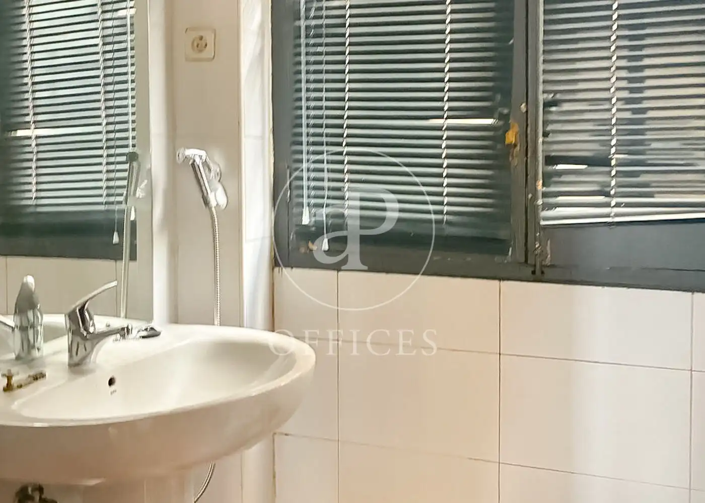 Badezimmer von Büro zur Miete in Madrid mit Klimaanlage und Heizung