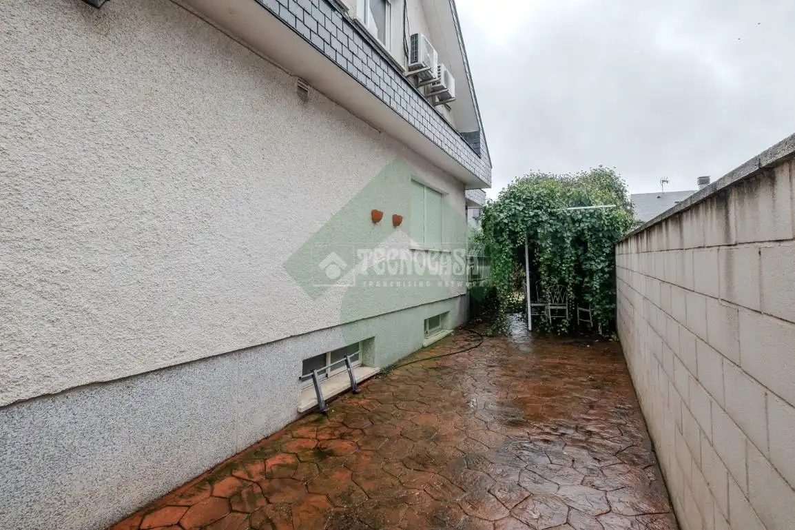 Vista exterior de Casa adosada en venta en Serranillos del Valle con Calefacción y Jardín privado