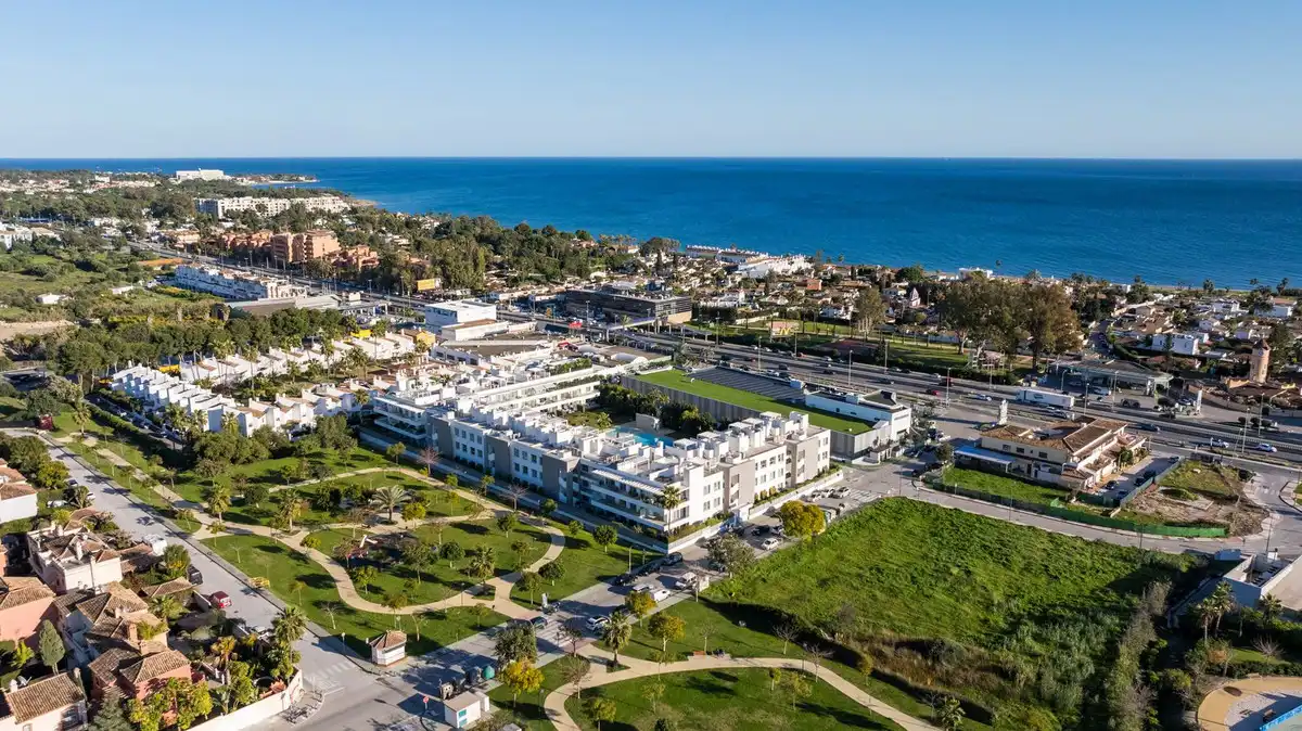 Vista exterior de Pis en venda en Estepona amb Jardí privat, Terrassa i Piscina