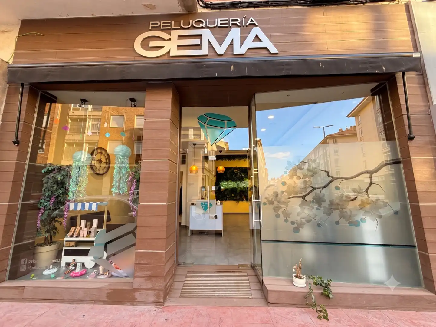 Local en venda en Los Corrales de Buelna  amb Aire condicionat