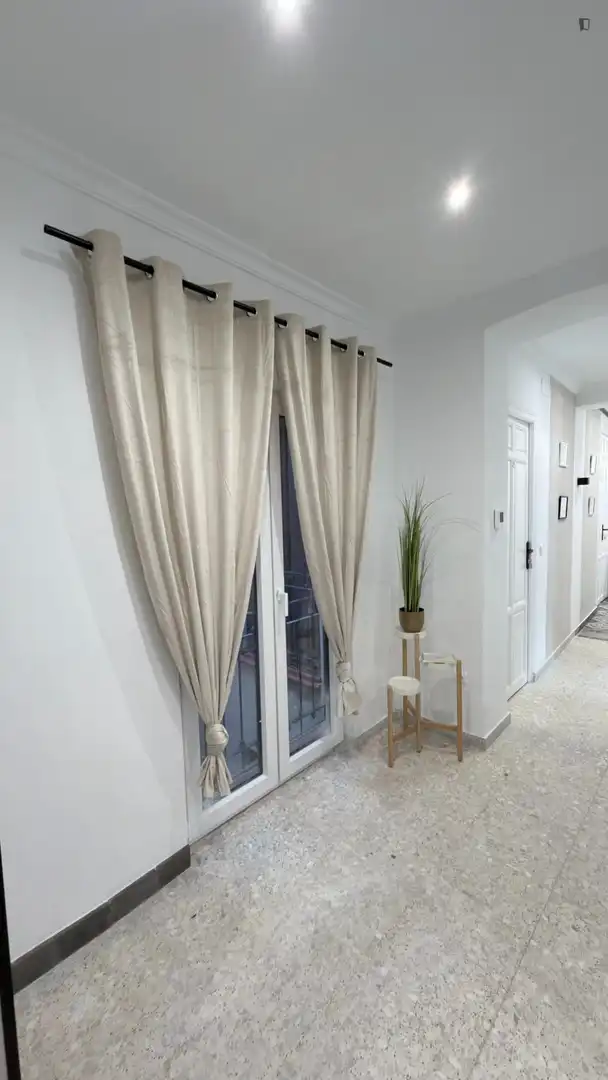 Dormitori de Apartament per a compartir en Granada amb Moblat, Forn i Microones