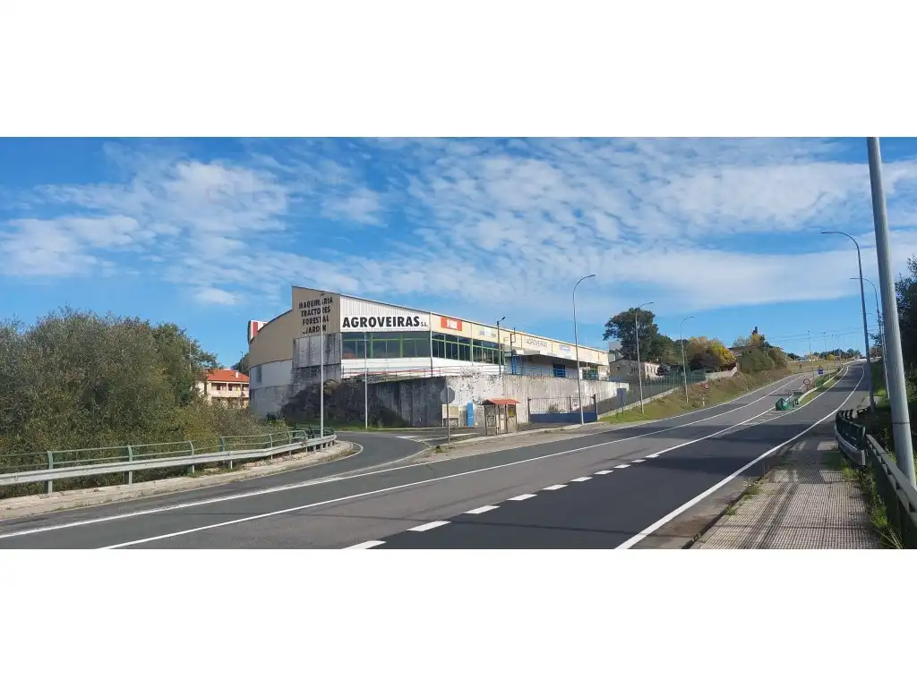 Außenansicht von Fabrikhallen zur Miete in Silleda