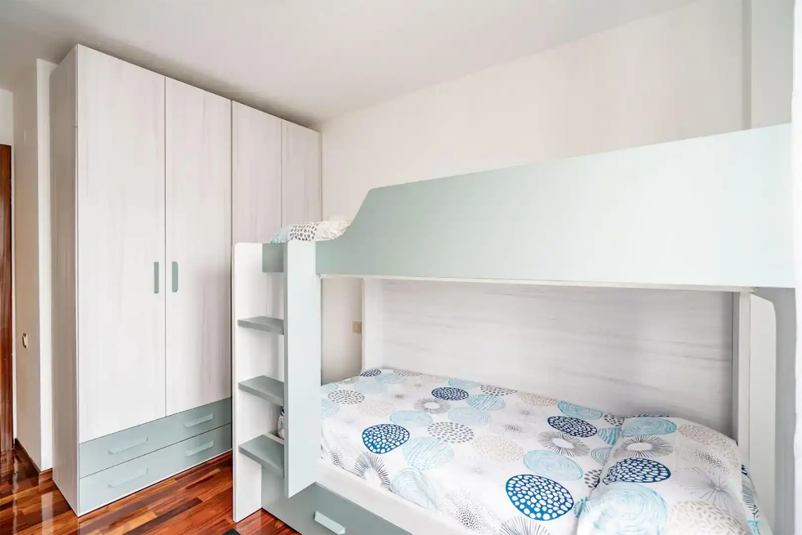Schlafzimmer von Wohnung zur Miete in Santander mit Balkon