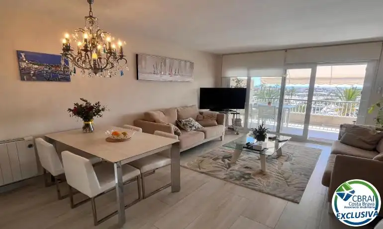 Sala d'estar de Apartament en venda en Empuriabrava amb Aire condicionat, Calefacció i Moblat