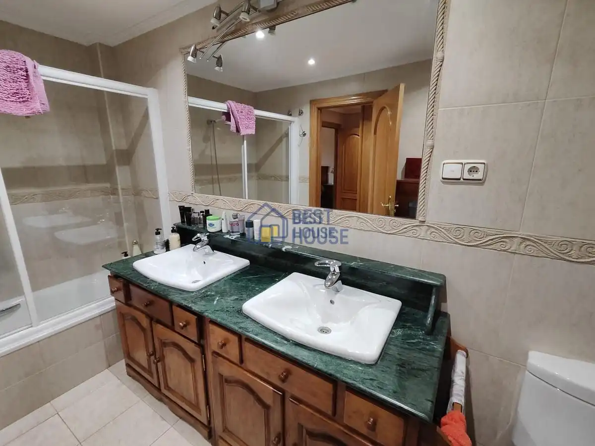 Bany de Casa o xalet en venda en San Andrés del Rabanedo amb Calefacció, Jardí privat i Parquet