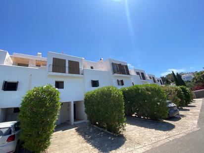 Vista exterior de Casa o xalet en venda en Santa Eulària des Riu amb Terrassa i Piscina