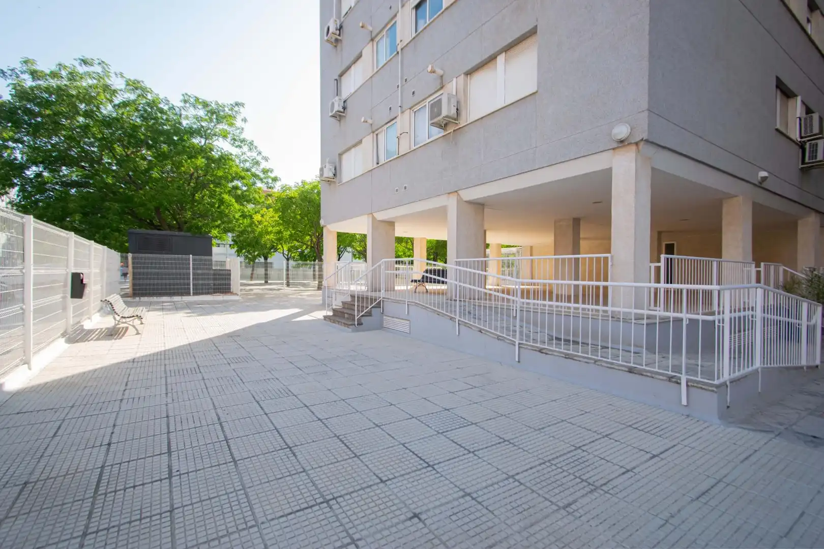 Außenansicht von Wohnung zum Verkauf in Sevilla mit Klimaanlage und Abstellraum