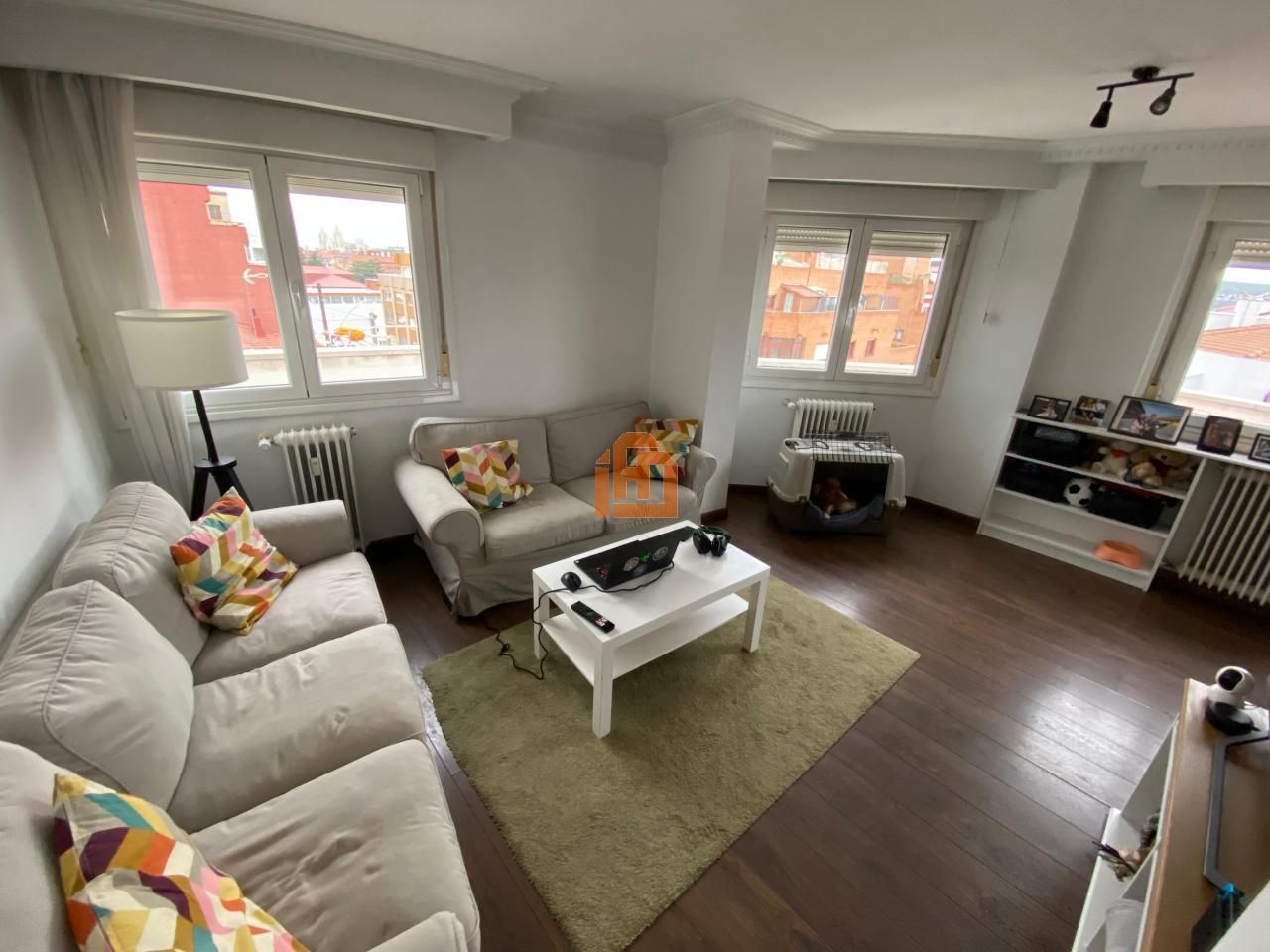 Sala d'estar de Apartament en venda en León Capital  amb Calefacció, Parquet i Terrassa