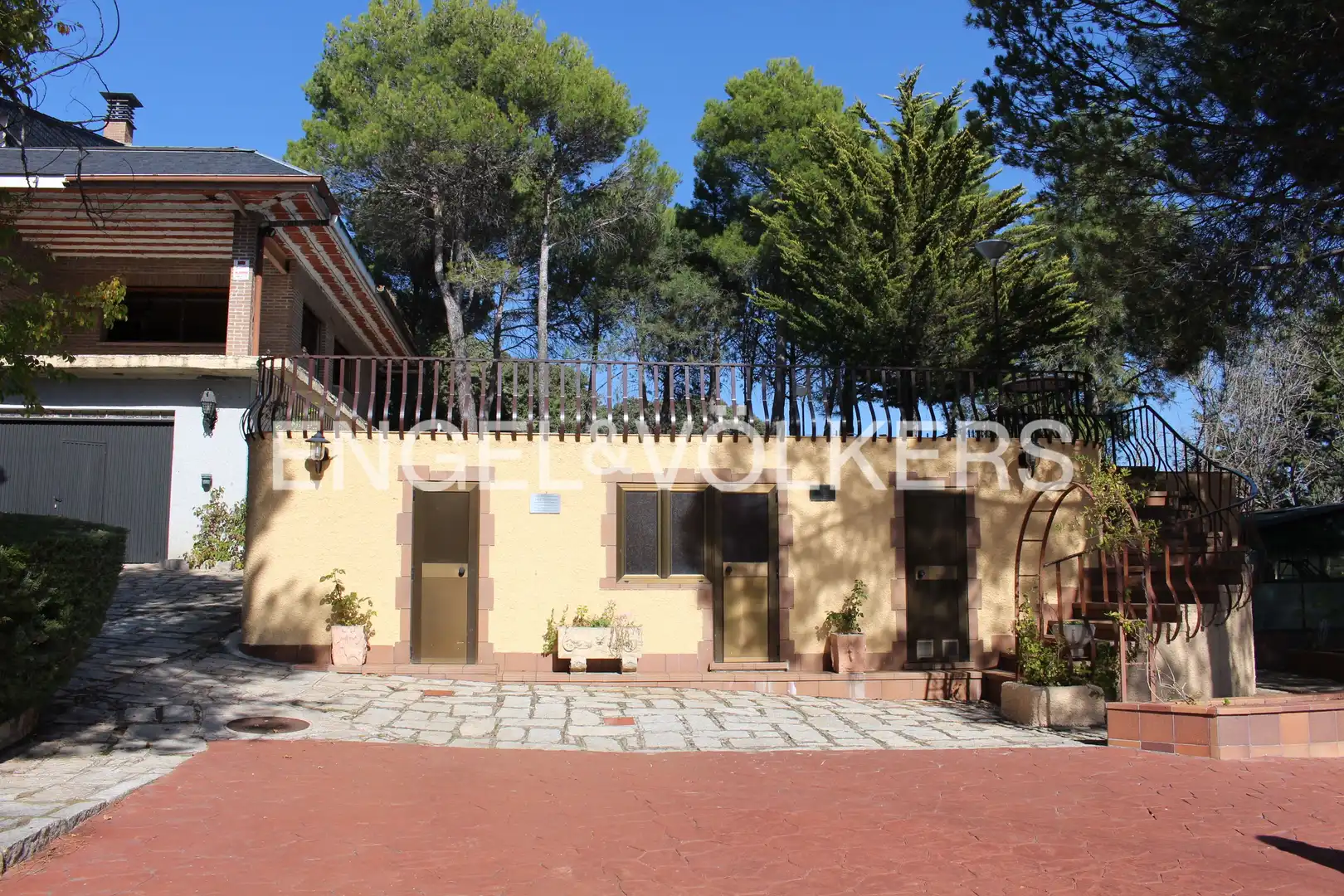 Vista exterior de Casa o chalet en venta en Cabanillas de la Sierra con Calefacción, Jardín privado y Piscina