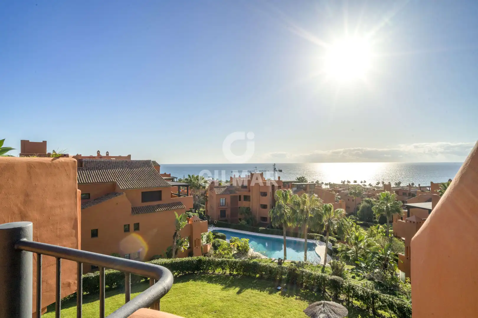 Vista exterior de Dúplex en venda en Estepona amb Calefacció, Jardí privat i Traster