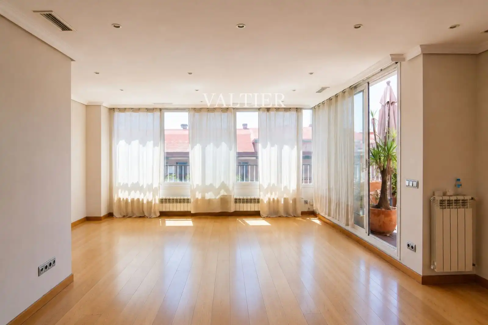 Sala d'estar de Àtic de lloguer en Madrid amb Aire condicionat i Terrassa