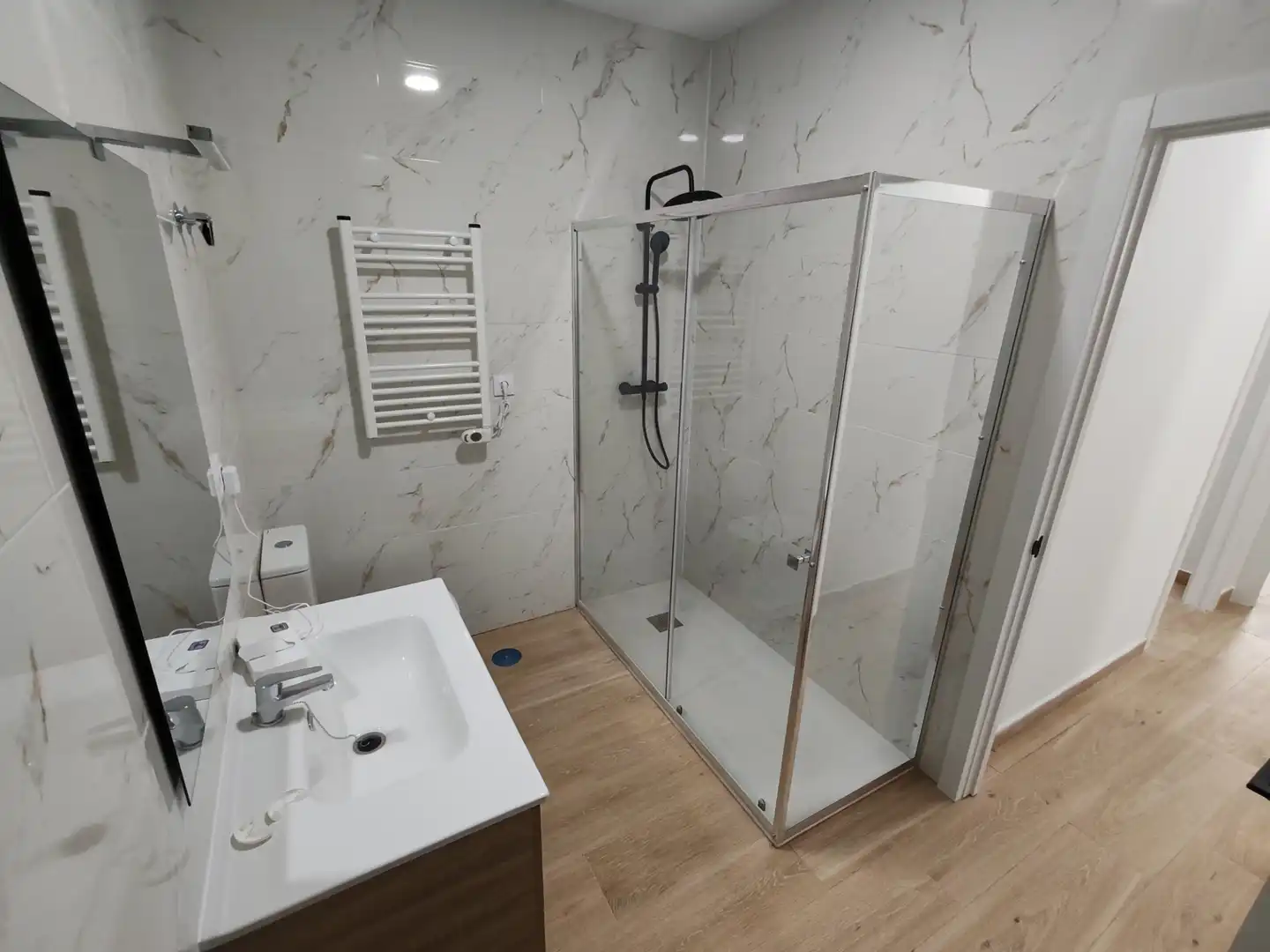 Baño de Piso en venta en Fuenlabrada con Aire acondicionado, Calefacción y Alarma