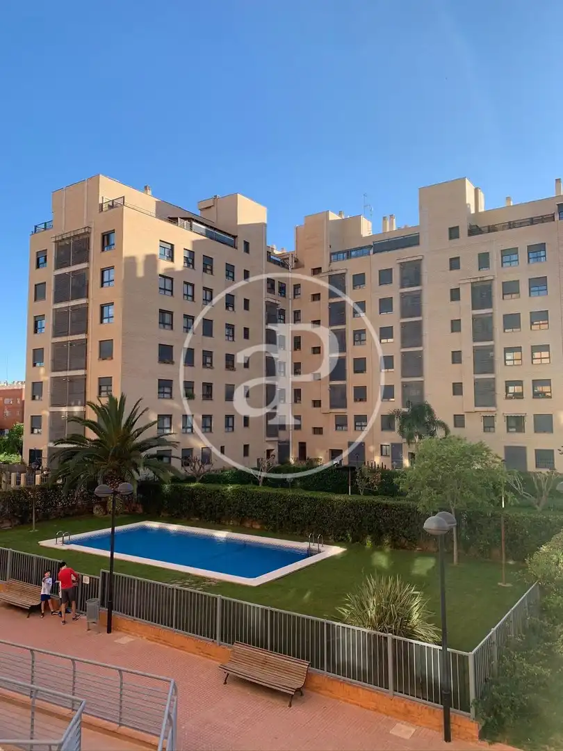 Außenansicht von Wohnung zur Miete in Valencia mit Klimaanlage, Heizung und Abstellraum