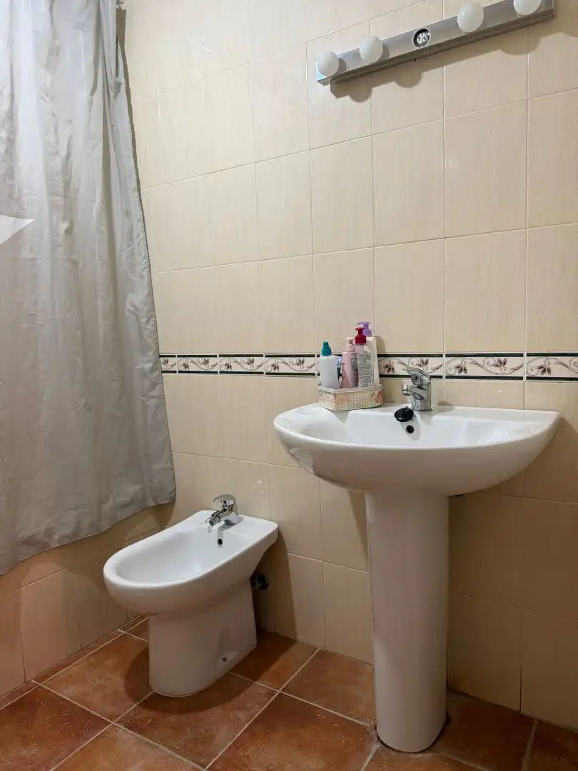 Badezimmer von Einfamilien-Reihenhaus zum Verkauf in Dos Hermanas mit Klimaanlage, Möbliert und Ofen